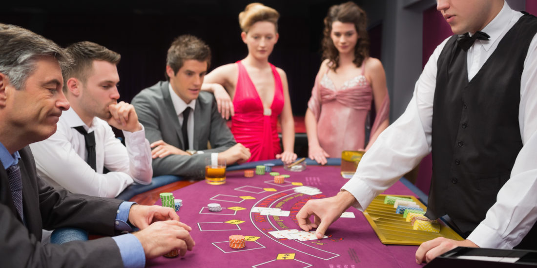 Prečo je lepšie hrať blackjack pri plnom stole?