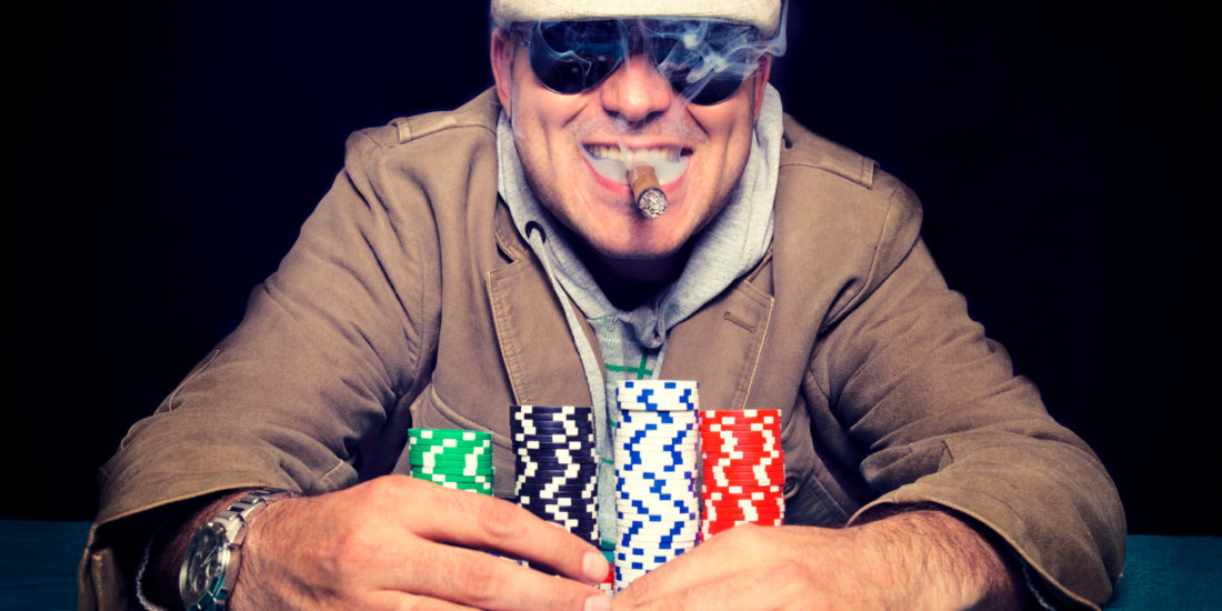 Poker verzus blackjack: 5 kľúčových rozdielov medzi hráčmi