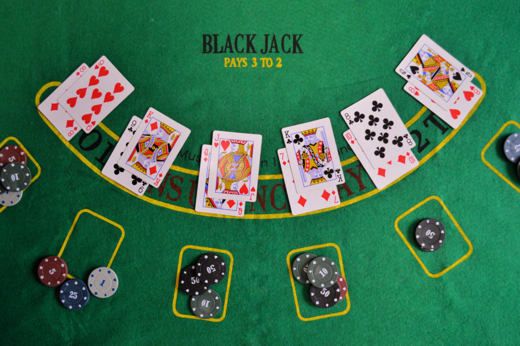 Hráte blackjack a neviete, kedy stáť? Prezradíme vám to