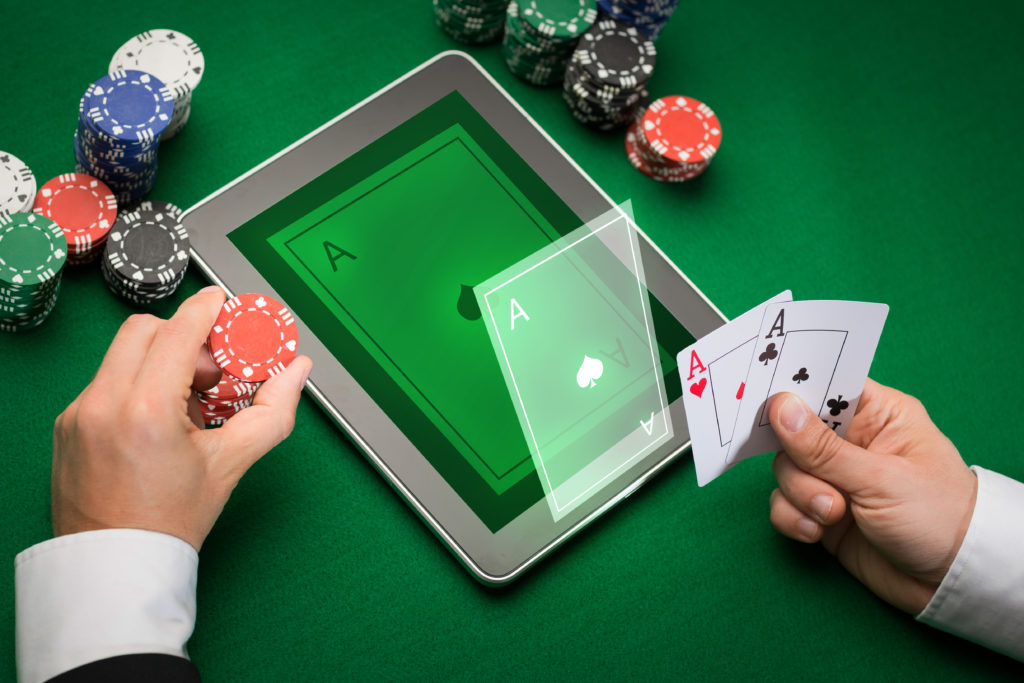 Online blackjack verzus živý blackjack: 5 výhod, ktoré prináša