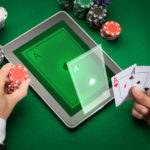 Online blackjack verzus živý blackjack: 5 výhod, ktoré prináša