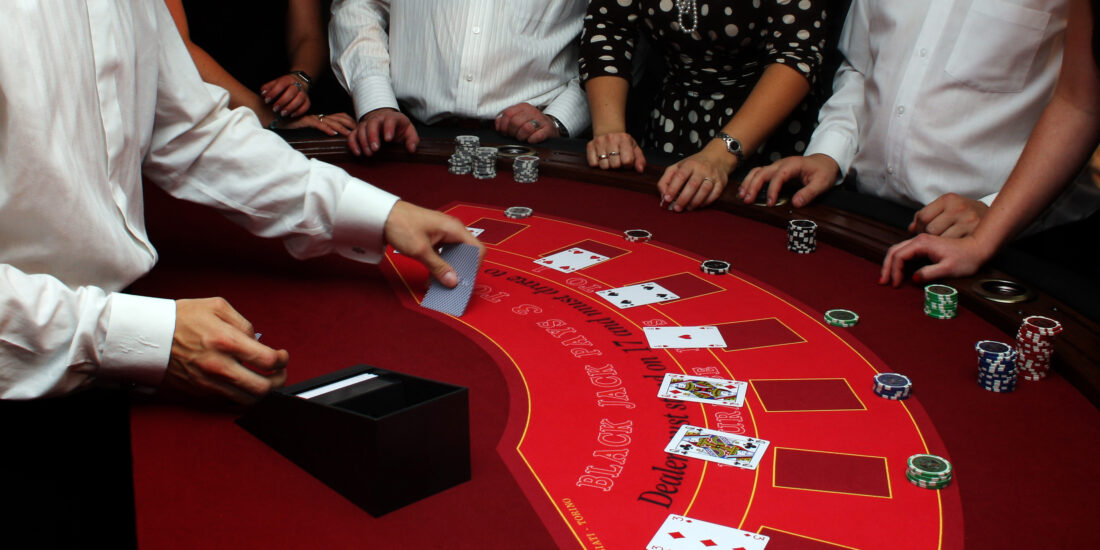 Prečo si vybrať na blackjack plnší stôl? Tu sú štyri dôvody