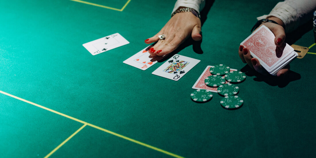 Tajomstvo príjmov kasín z pokeru: Rake a poplatky v hre